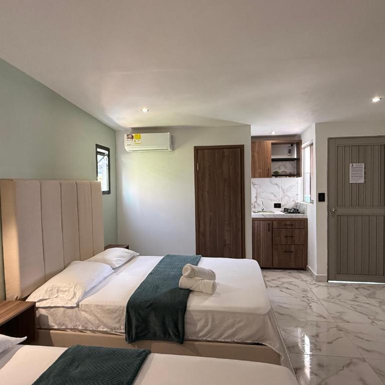 Arcadia Hotel - Economy Quadruple Room - 2