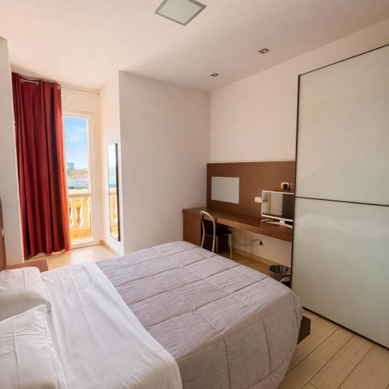 Hotel Fiamma & SPA Cesenatico - Camera Matrimoniale con Balcone - 8
