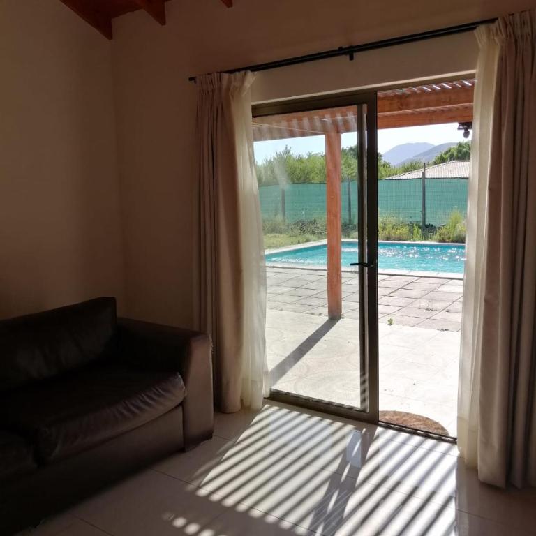 Bella Curacaví 1hr de Stgo 150mil al día 7pers piscina 4d 3b - Room #1584763601 - 2