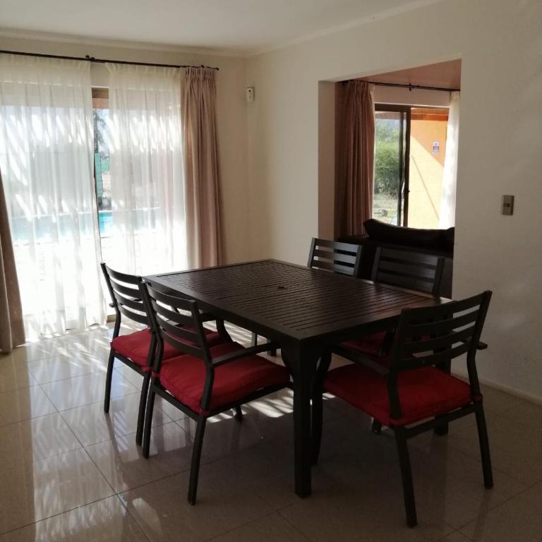 Bella Curacaví 1hr de Stgo 150mil al día 7pers piscina 4d 3b - Room #1584763601 - 8