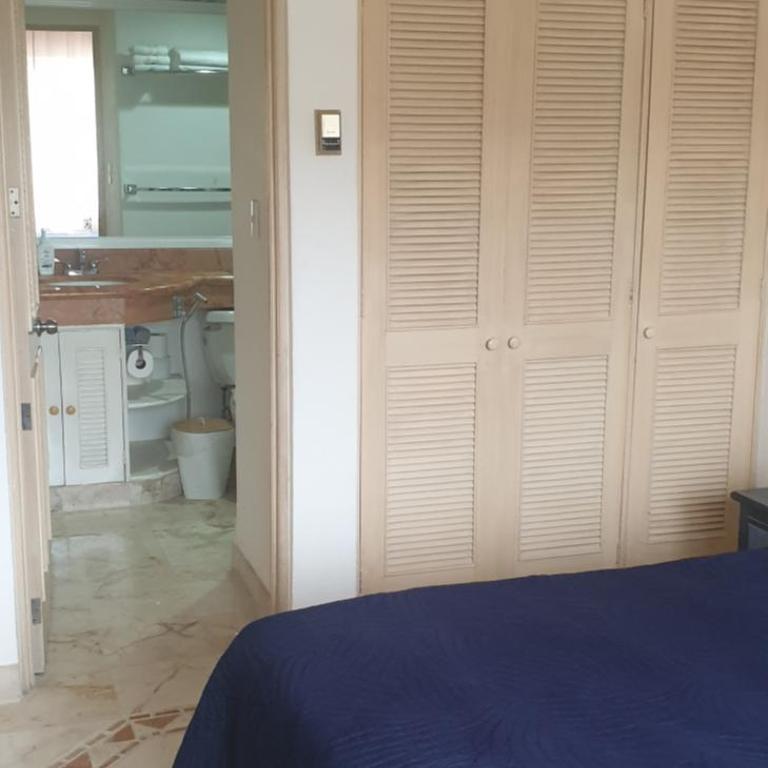 SUNSET FISHERMEN BEACH & SPA RESORT-Optional All Inclusive- 3 UNITS CHOICE-ROOM - 344A Ocean view with terrace- ROOM 344B No terrace, View from window to park - STUDIO 344C Ocean View Studio for 2- Playacar Beach, Phase 1-NO ELEVATOR! - Habitación con cama extragrande y vistas al jardín - 5