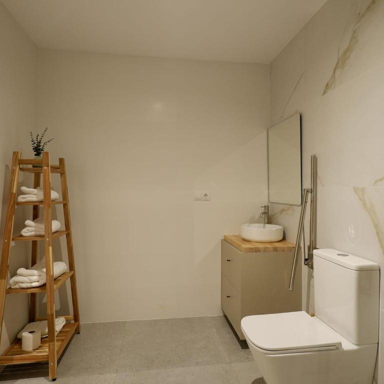 Milos cozy, family-friendly apartment in Patraix - Two-Bedroom Apartment - 16