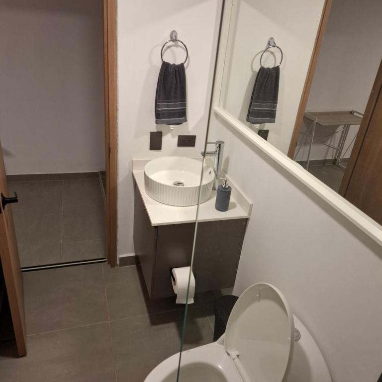 Hotel La Casona - Cerca al Estadio Atanasio Girardot y Laureles - Double Room with Private Bathroom - 9
