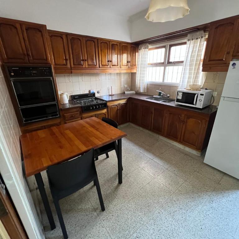 Check and Home - Casa Belgrano - 6 Huéspedes Amplio en Zona La Perla - Casa con 1 dormitorio - 2