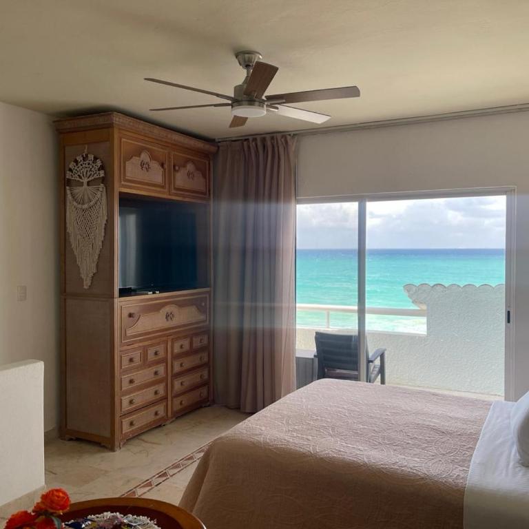 SUNSET FISHERMEN BEACH & SPA RESORT-Optional All Inclusive- 3 UNITS CHOICE-ROOM - 344A Ocean view with terrace- ROOM 344B No terrace, View from window to park - STUDIO 344C Ocean View Studio for 2- Playacar Beach, Phase 1-NO ELEVATOR! - Habitación Doble Deluxe con balcón y vistas al mar - 16