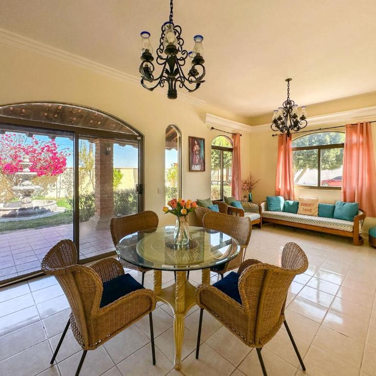 Tranquil Family Escape with Large Patio - Casa - 2