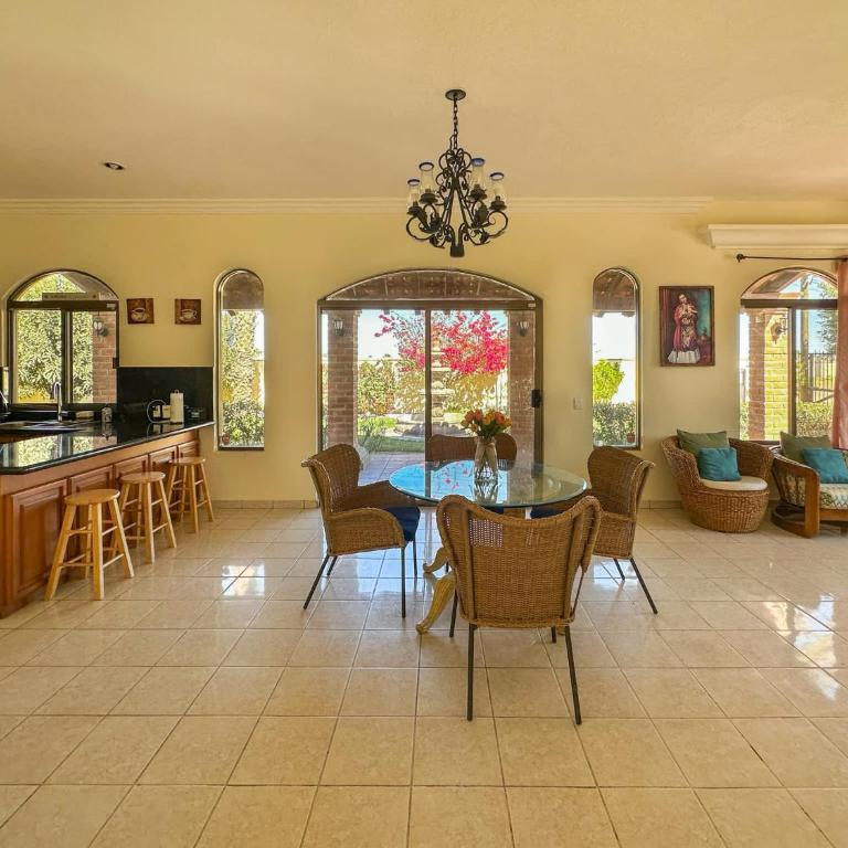 Tranquil Family Escape with Large Patio - Casa - 6