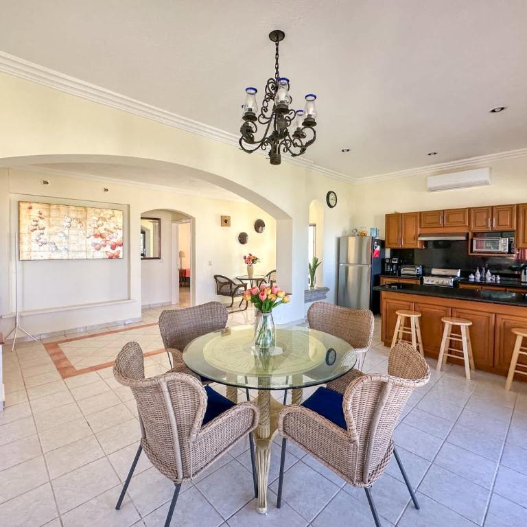 Tranquil Family Escape with Large Patio - Casa - 8