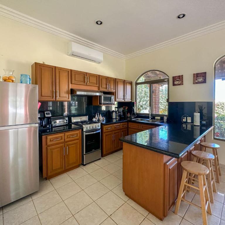 Tranquil Family Escape with Large Patio - Casa - 10