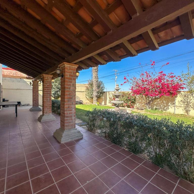 Tranquil Family Escape with Large Patio - Casa - 26