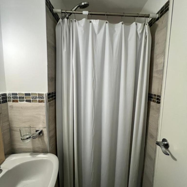 Habitación con baño privado en Pocitos - Habitación Individual con baño privado - 4