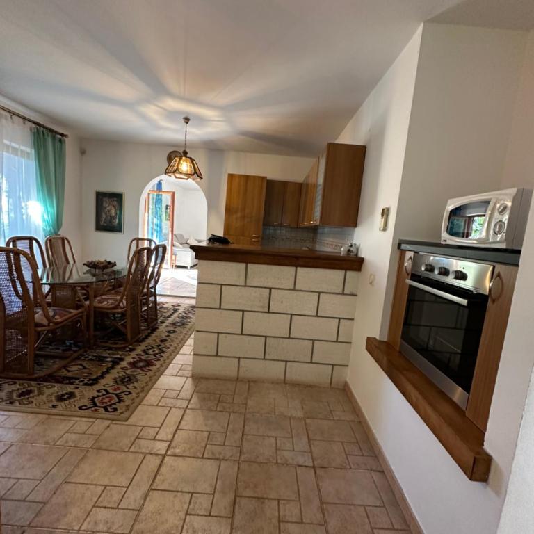 Meridian Hotel - Apartman sa 2 Spavaće Sobe, Terasom i Pogledom na Vrt - 9