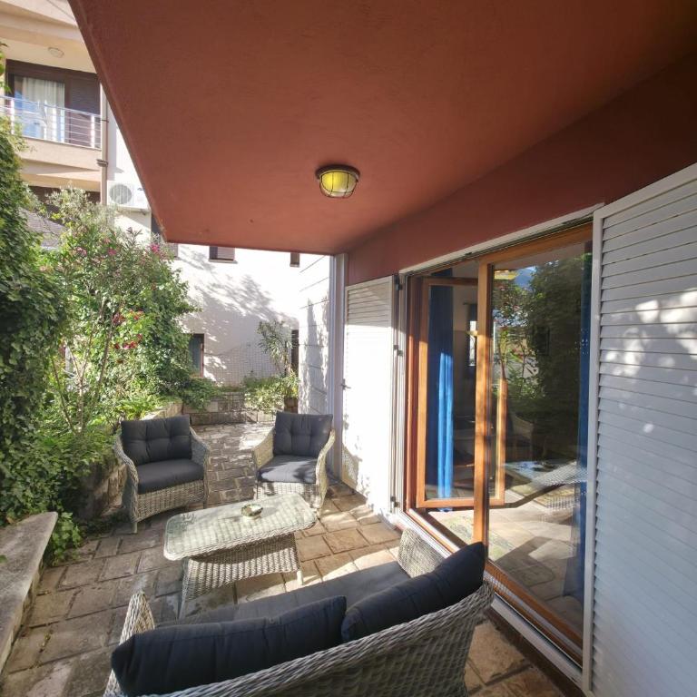 Meridian Hotel - Apartman sa 2 Spavaće Sobe, Terasom i Pogledom na Vrt - 10