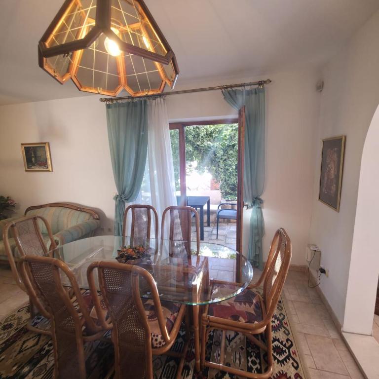 Meridian Hotel - Apartman sa 2 Spavaće Sobe, Terasom i Pogledom na Vrt - 11