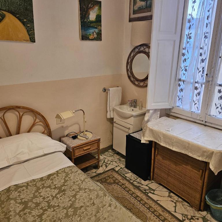Souvenir Maya - Double Room with Shared Bathroom - 1