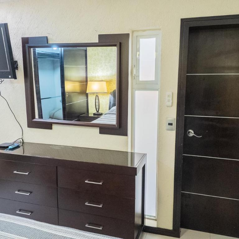Departamento cerca de Expo GDL - Four-Bedroom Apartment - 51