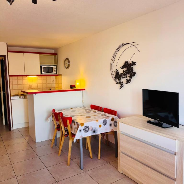 Les Soleillades-T2 pour 5 pers-piscine, parking privé- LaConciergerieByNina - Appartement 1 Chambre - 5