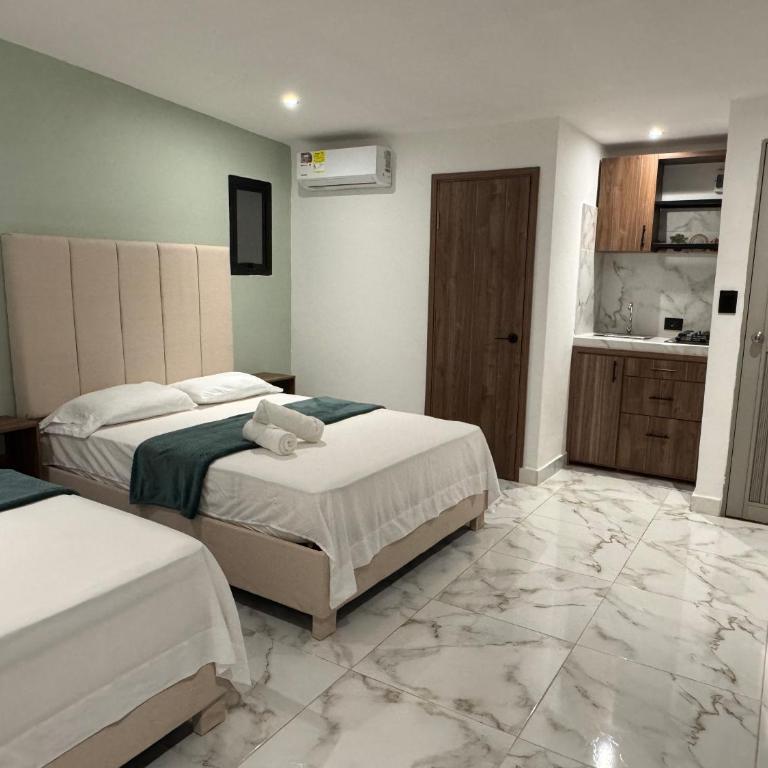 Arcadia Hotel - Economy Quadruple Room - 3