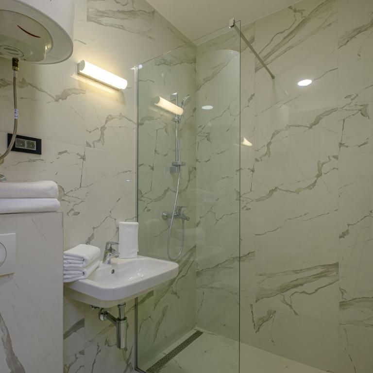 Dubrave apartmani - Dvokrevetna Soba sa Bračnim Krevetom - 8
