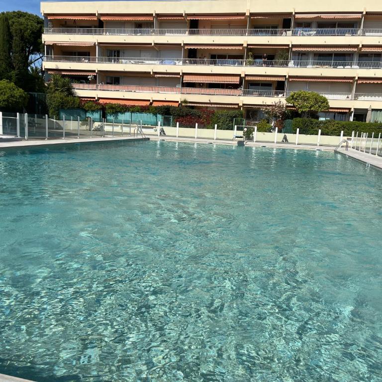 Beau T2 Piscine Parking privé Aperçu Mer - Appartement 1 Chambre - 2