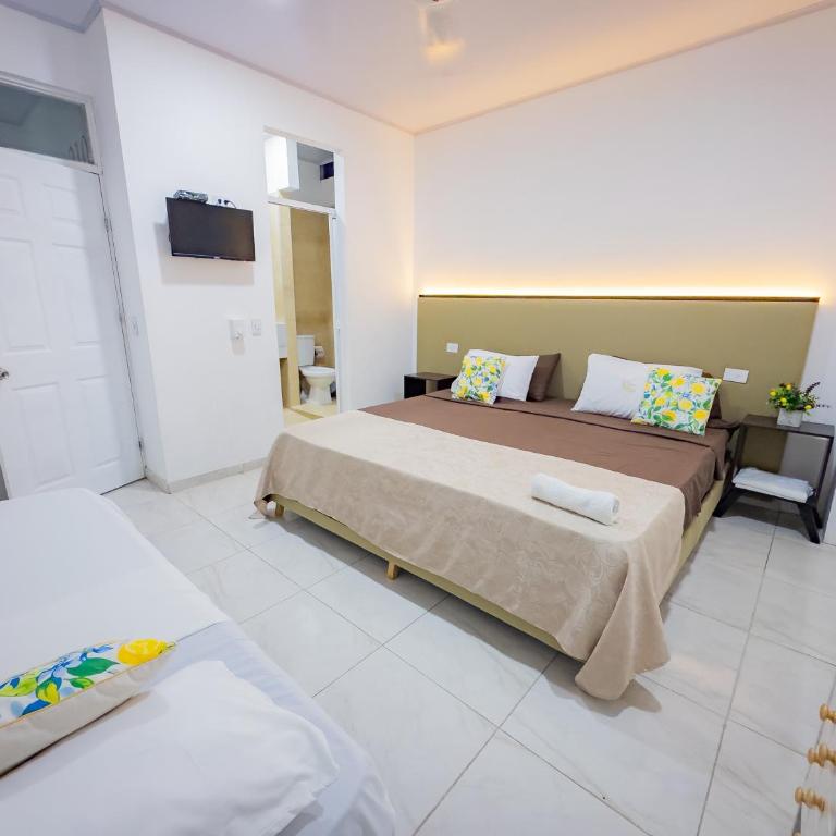 La Puerta del Ángel LOW COST - Habitación Triple con baño privado - 9