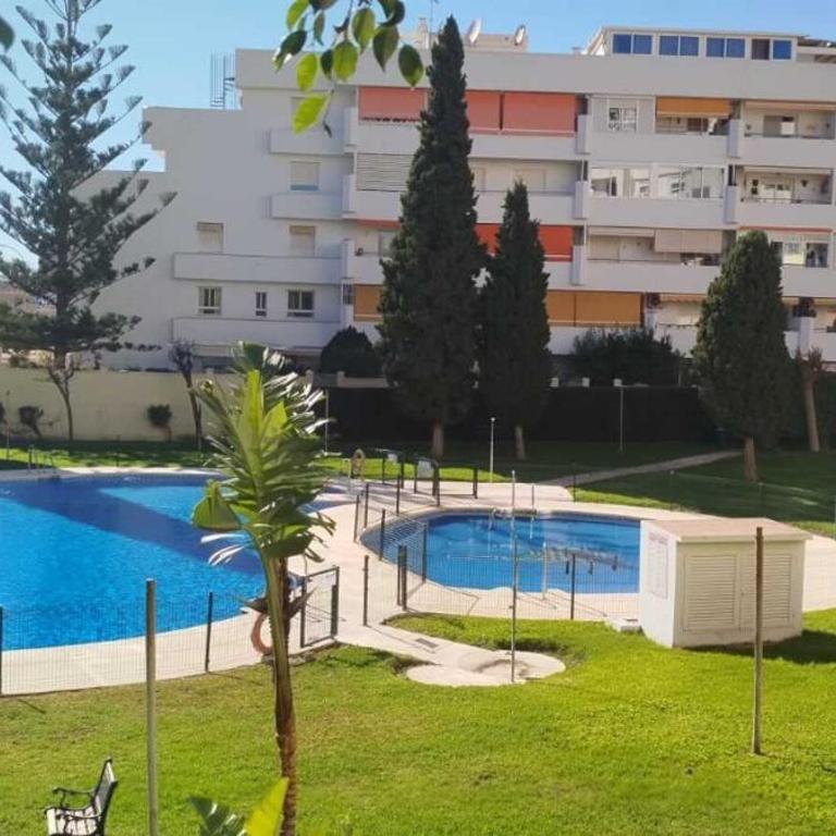 Apartamento con terraza soleada y piscina en Benalmádena cerca de la playa - Two-Bedroom Apartment - 26