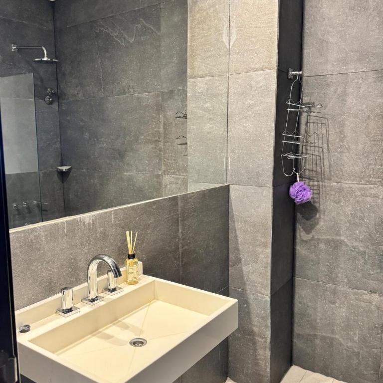 Espacioso apartamento con excelente ubicación - Room #1585148501 - 2