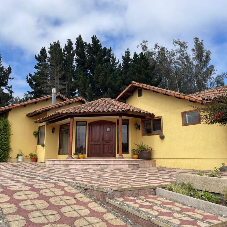 Casa Acogedora con piscina, quincho y sala de juegos en Santo Domingo - Four-Bedroom House - 4