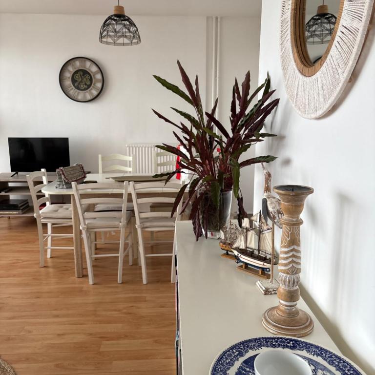 Vacances à Trouville en famille vue mer - Two-Bedroom Apartment with Terrace and Sea View - 7