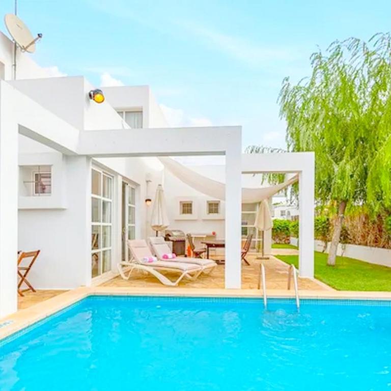 Familienfreundliches charmantes Ferienhaus mit Grill, Terrasse und Garten - Four-Bedroom House - 3