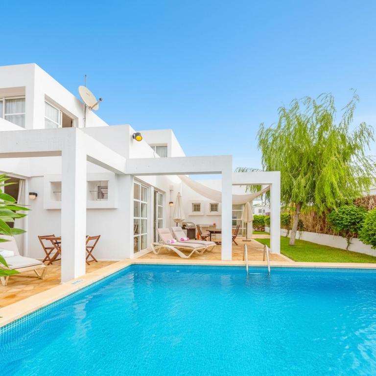 Familienfreundliches charmantes Ferienhaus mit Grill, Terrasse und Garten - Four-Bedroom House - 25