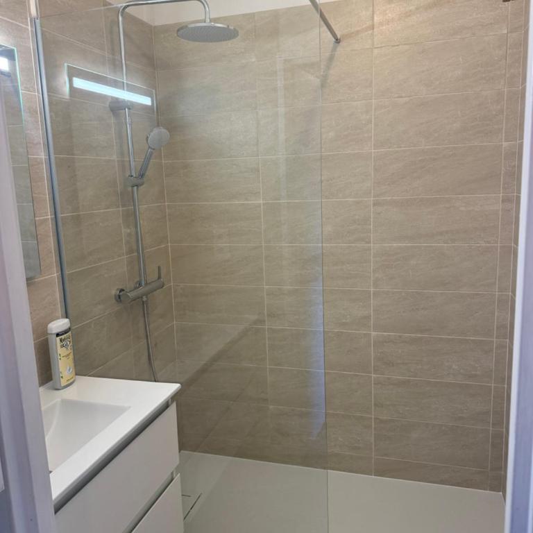 Super studio climatisé sur le port de Hyeres - Studio-Apartment - 15