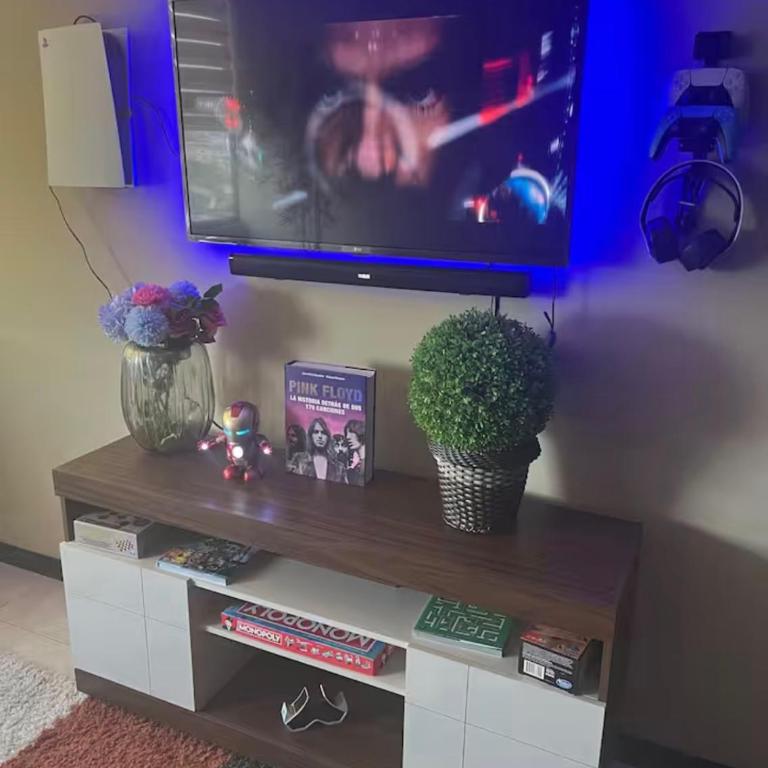 Elegant 2 Bedroom Condo - Two-Bedroom Apartment - 7