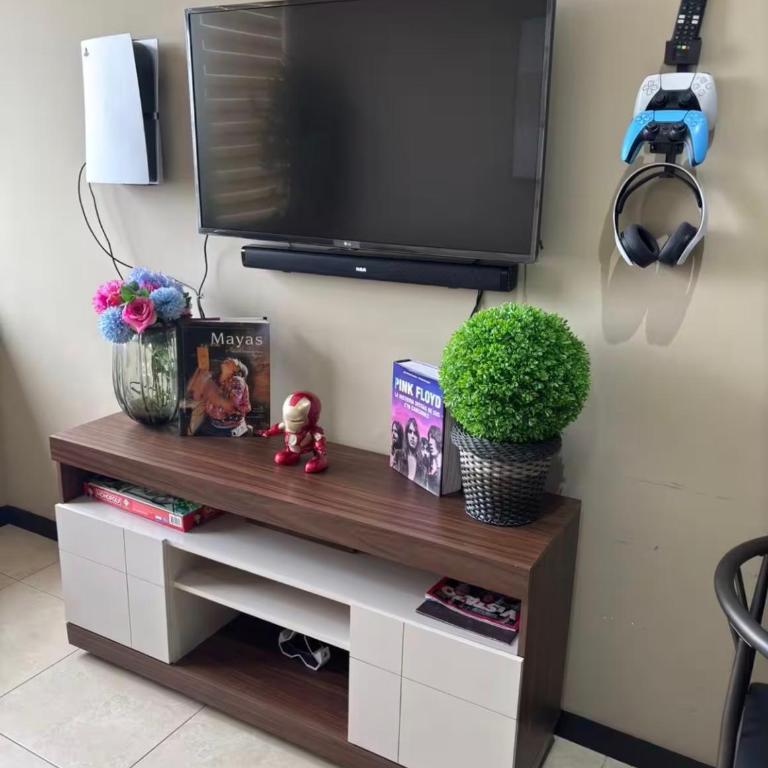 Elegant 2 Bedroom Condo - Two-Bedroom Apartment - 10