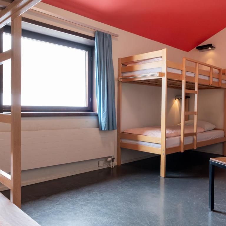 Zermatt Youth Hostel - Bett im 6-Bett-Schlafsaal mit Dusche - 3