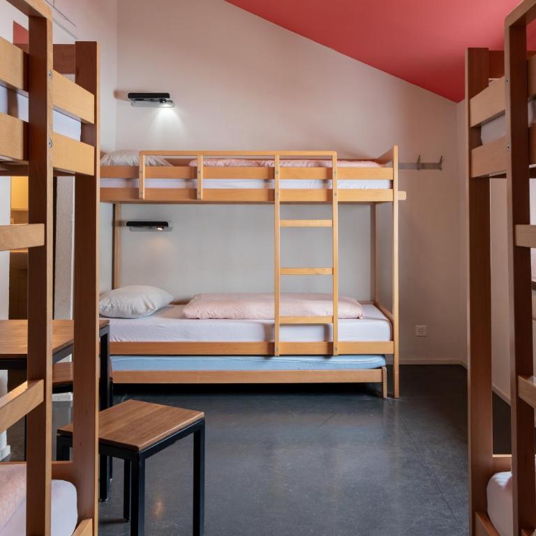 Zermatt Youth Hostel - Bett im 6-Bett-Schlafsaal mit Dusche - 4