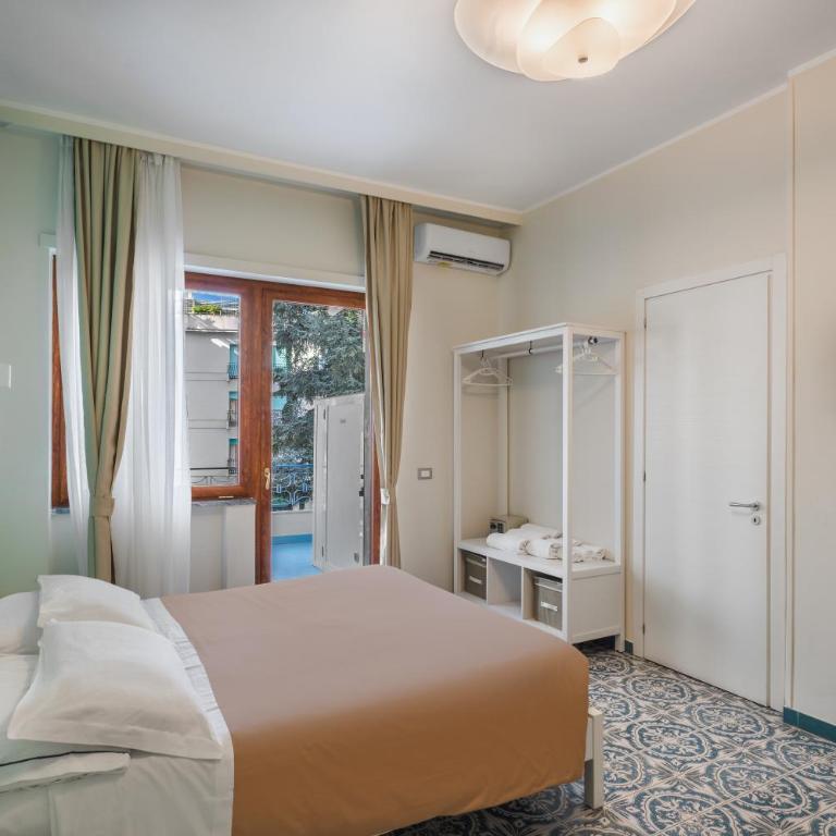 The Reef Sorrento B&B - Camera Tripla con Terrazza - 8