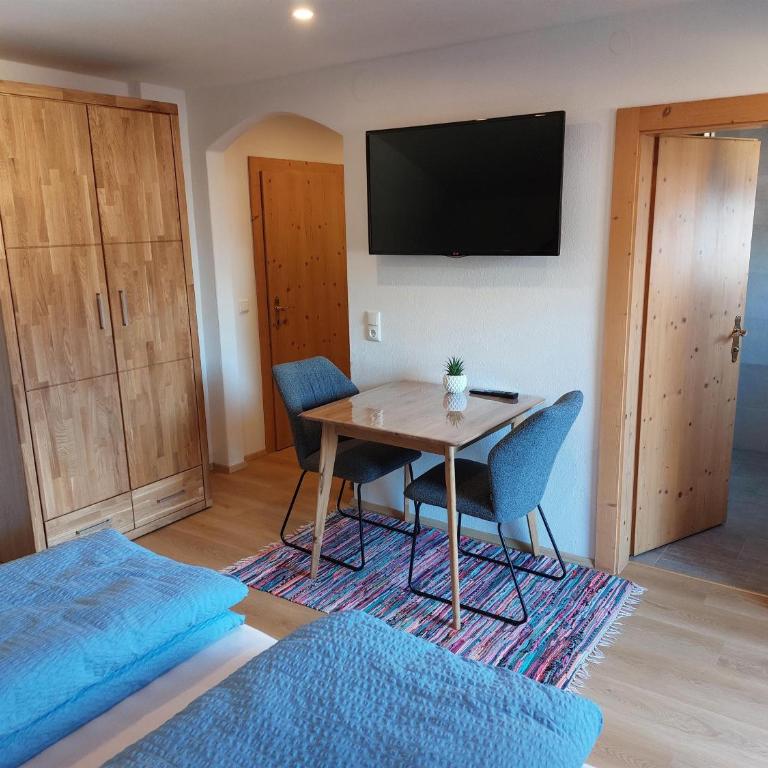 Haus Steinbock - Dreibettzimmer mit Dusche - 2
