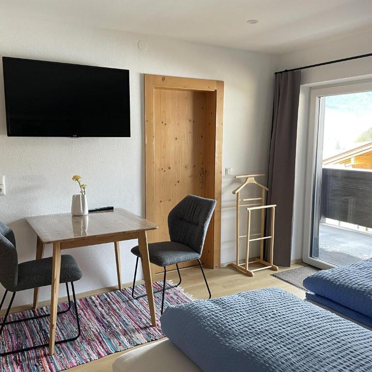 Haus Steinbock - Dreibettzimmer mit Dusche - 3
