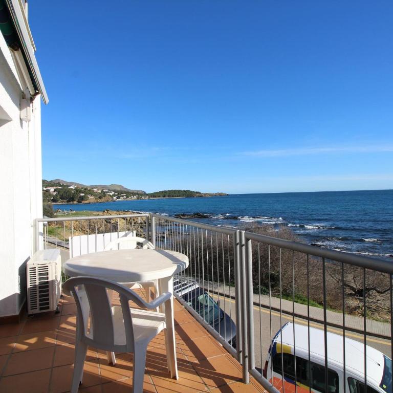 Apartamento luminoso en 1ª línea de mar con terraza y vistas, cerca de playas y comercios. - ES-228-36 - Apartamento - 1