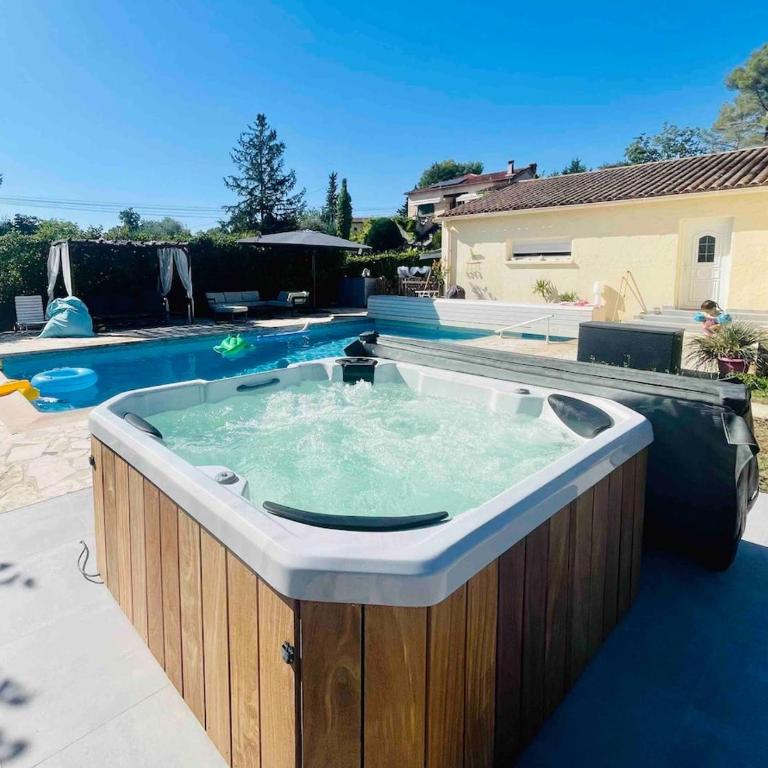 Villa Provençale 10 pers, Piscine Chauffée, Spa Jacuzzi, 20 min Cannes-Nice - Villa - 1
