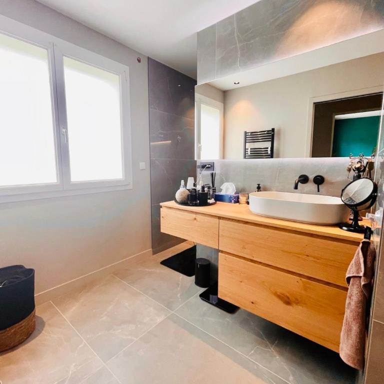 Villa Provençale 10 pers, Piscine Chauffée, Spa Jacuzzi, 20 min Cannes-Nice - Villa - 33