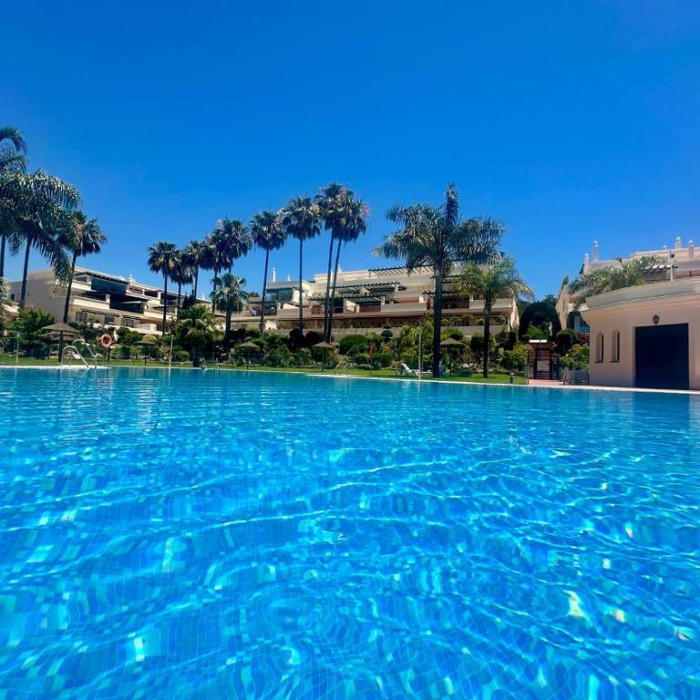 StayatSas Marbella Luxury 2 BR Apartment, 80 m2 Private Terrace, Huge Pools, Private Parking Walk to Beach & Puerto Banús - Two-Bedroom Apartment with Balcony and Terrace - 16