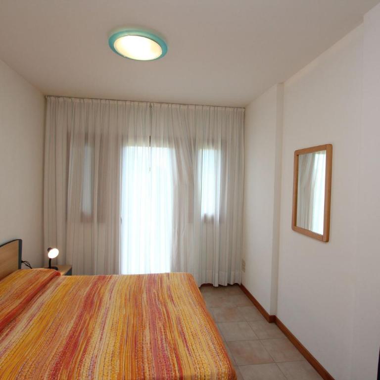 Seaside apartment with shared pool - Apartment - 8
