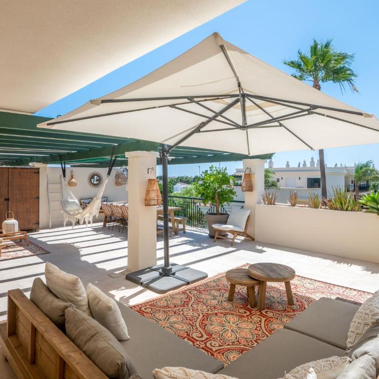 StayatSas Marbella Luxury 2 BR Apartment, 80 m2 Private Terrace, Huge Pools, Private Parking Walk to Beach & Puerto Banús - Two-Bedroom Apartment with Balcony and Terrace - 24