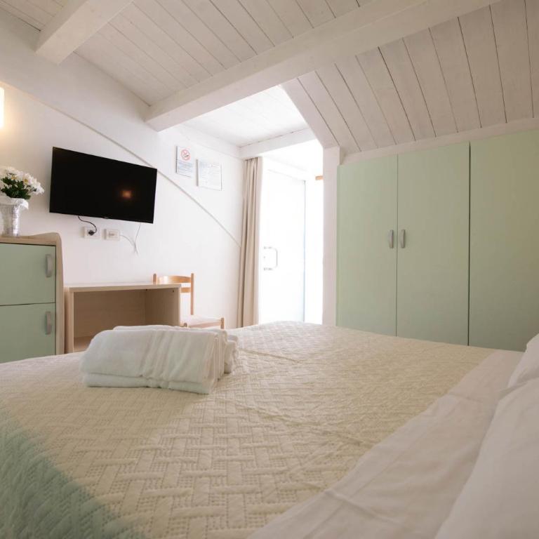 Hotel Lara - Quadruple Room - 2