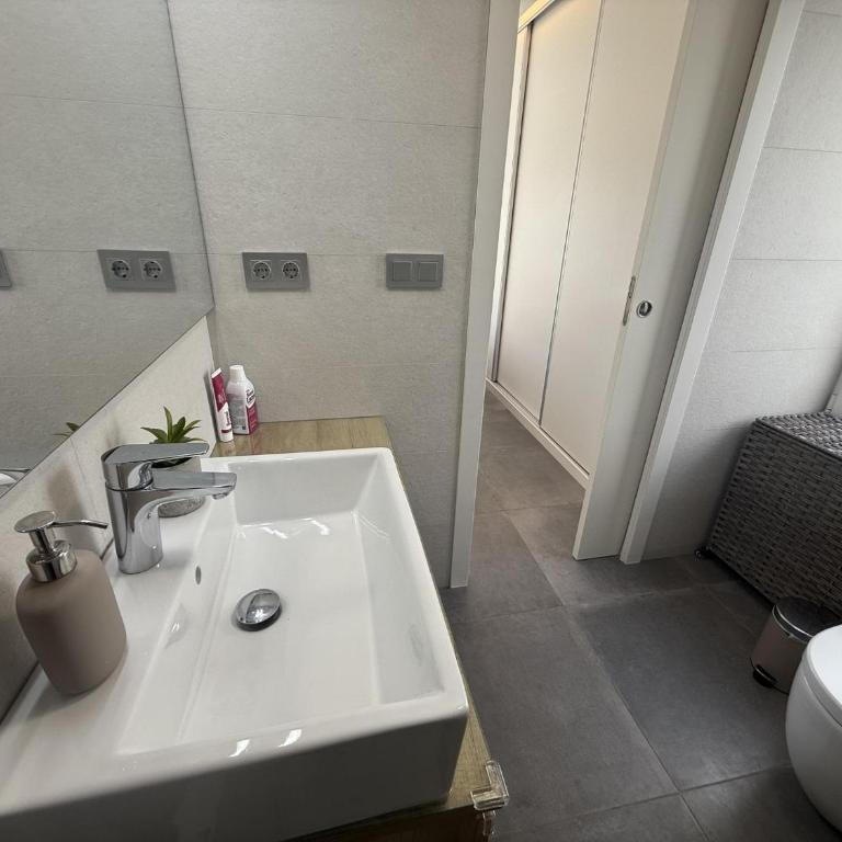 Urbanova primera línea 2 hab con piscina y vistas al mar by Turihome - Apartment - 25