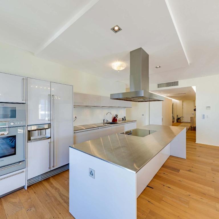 Modern 3-Bedroom Lakeview Apartment in Montreux by GuestLee - Apartment - 9