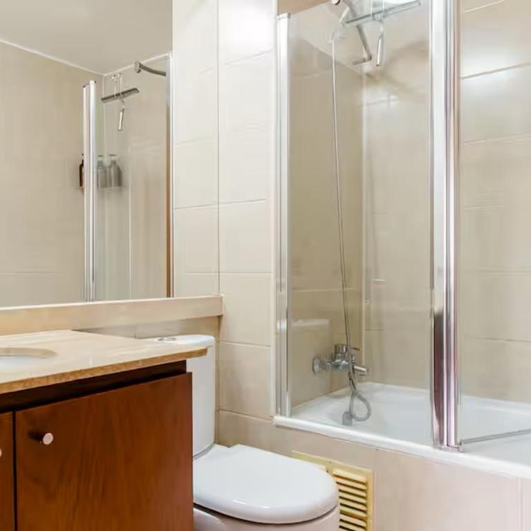 Habitación en lo mejor de Las Condes en Santiago, Chile - Single Room with Private External Bathroom - 7