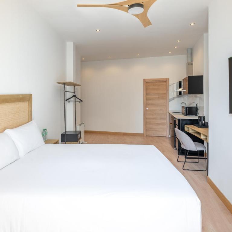 LUTHIA Puerta del Sol - Double room with balcony and kitchen - 2
